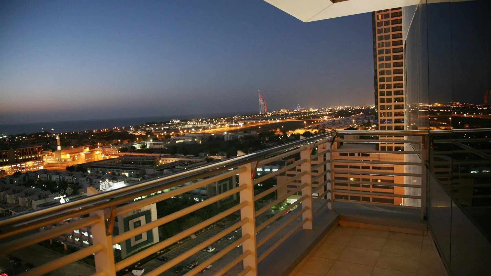 Staybridge Suites Dubai Internet City By Ihg מלון
